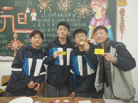 跨越2017 擁抱2018――初三年級舉行元旦聯(lián)歡會