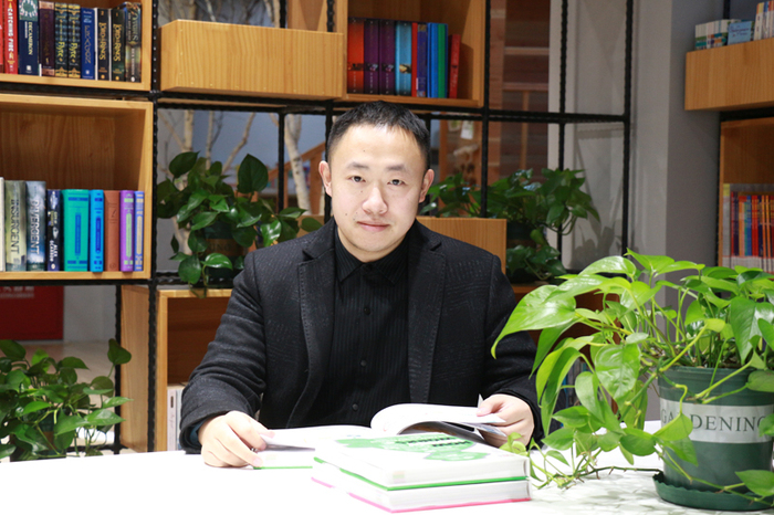 李晨 化學(xué)老師 畢業(yè)于西北大學(xué)，有機化學(xué)碩士，曾獲國家勵志獎學(xué)金，研究生國家獎學(xué)金。曾赴加拿大皇后大學(xué)參與研究項目。在權(quán)威科學(xué)期刊上發(fā)表研究文章數(shù)篇。從事多年化學(xué)課程，A level、IGCSE化學(xué)，AP化學(xué)教學(xué)