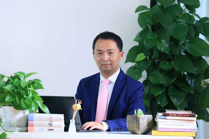 于中連 國際部主任 畢業(yè)于中國農(nóng)業(yè)大學(xué)，獲博士學(xué)位。美國明尼蘇達大學(xué)藥學(xué)系博士后，德州大學(xué)博士后。專長于國際課程開發(fā)、中國學(xué)生國際化適用性解決方案制定和學(xué)生升學(xué)長期規(guī)劃。