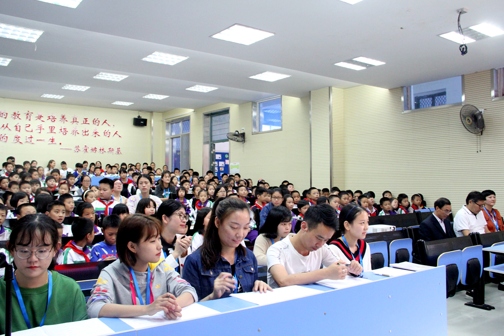 瑯瑯書聲如春風 中華少年當自強